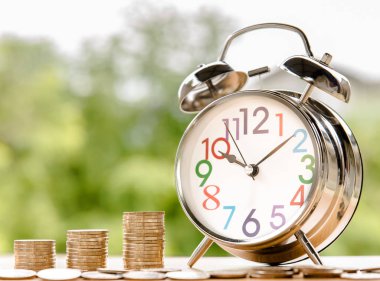 Para yığını ve vintage saat, kavram büyüyen iş başarı.