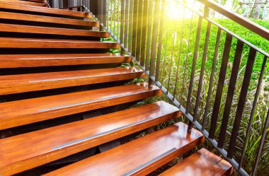 güneş ışığı ile açık ahşap merdiven.