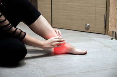 Kadın bacak ve kas ağrısı hastalık ya da kaza, çalışırken spor fiziksel yaralanmaları. Acı bacak ve ayak bileği, ayak ağrısı, fiziksel yaralanma.