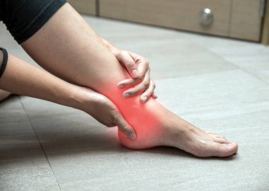 Kadın bacak ve kas ağrısı hastalık ya da kaza, çalışırken spor fiziksel yaralanmaları. Acı bacak ve ayak bileği, ayak ağrısı, fiziksel yaralanma.