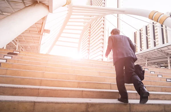 Empresario caminando por las escaleras con el fondo de la ciudad, Empresarios van al concepto de éxito . — Foto de Stock