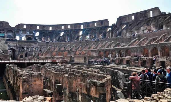 Rom, Italien - 7 April 2017: Människor besöker Colosseum. Colosseum mest välkända och anmärkningsvärt landmarken av Rom och Italien. — Stockfoto