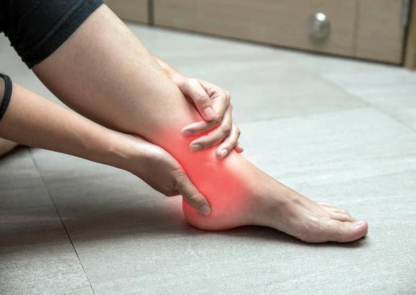 Kadın bacak ve kas ağrısı hastalık ya da kaza, çalışırken spor fiziksel yaralanmaları. Acı bacak ve ayak bileği, ayak ağrısı, fiziksel yaralanma.
