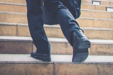 Merdivenleri şehir arka plan ile işadamı işadamları gitmek için başarı kavramı.