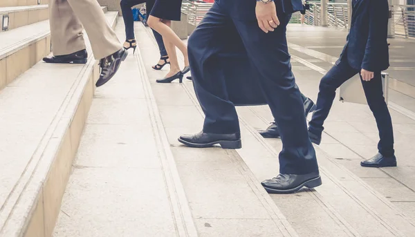 Gente de negocios caminando hacia adelante, fondo moderno de la ciudad, concepto de trabajo en equipo de negocios . — Foto de Stock