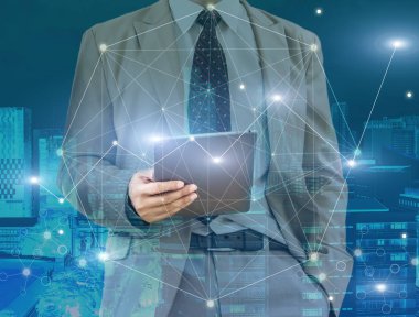 İşadamı el holding tablet cityscape arka plan, çift pozlama, iş teknoloji ve sosyal ağ kavramı fütüristik ağ bağlantı teknolojisi ile