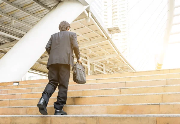 도시 배경, 계단 걷기 사업 성공 개념에 실업이. — 스톡 사진