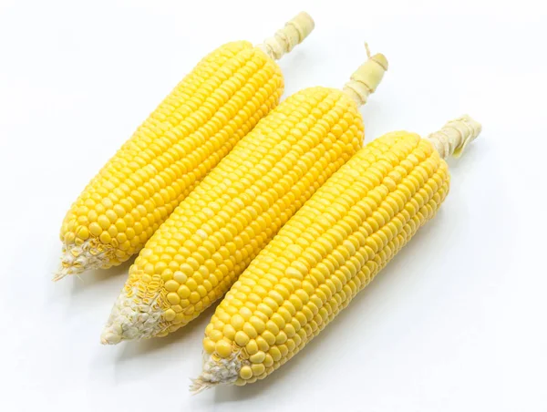 Maïs geïsoleerd op witte achtergrond. — Stockfoto