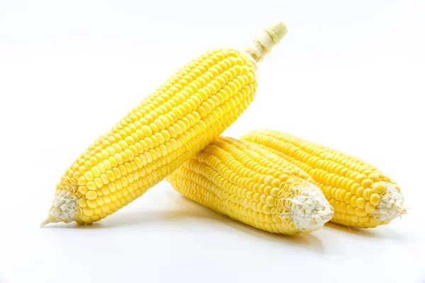 Кукурудза ізольована на білому фоні . — стокове фото