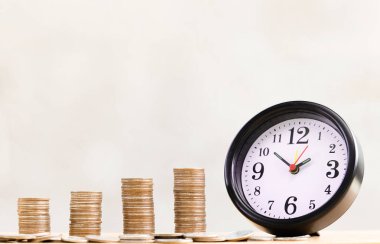 Çalar saat ve loft tarzı arka plan, para, sikke Baca'ya adımında tasarruf ve yatırım veya aile planlaması kavramı.