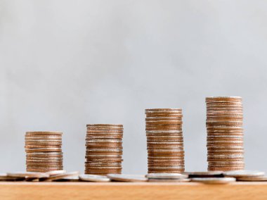 madeni para yığınları adım loft tarzı arka plan, para, tablo tasarruf ve yatırım veya aile planlaması kavramı.