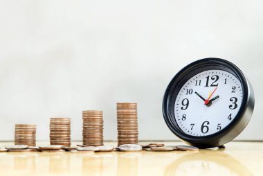 Çalar saat ve para yığınları adım loft tarzı arka plan, para, tablo tasarruf ve yatırım veya aile planlaması kavramı.