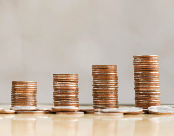 шаг стопки монет на столе с фоном мансарды, деньги, сбережения и инвестиции или концепции планирования семьи
.