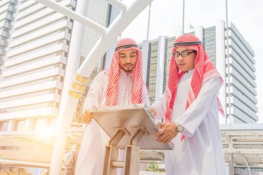 Arap veya Müslüman işadamı iş tartışıyor. Etnik iş adamları kentsel kavram.
