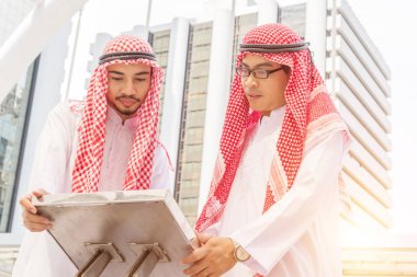 Yeni proje modern şehir, iş insanlar kavramı tartışmaya iki Arapça işadamı.