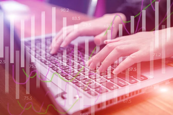 Çift pozlama stok tipik dizüstü klavye üzerinde işkadını yandan mali. Finansal borsa ekonomi analizi. İş adamları ve ekonomi mali kavramı.