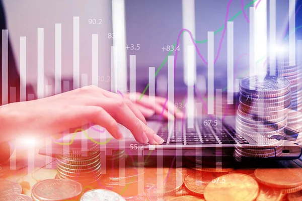 Çift pozlama stok dizüstü klavye bozuk para yığını ile yazarak işkadını yandan mali. Finansal borsa ekonomi analizi. İş adamları ve ekonomi mali kavramı.