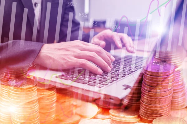 Çift pozlama stok mali yandan dizüstü klavye bozuk para yığını ile yazarak işadamı. Finansal borsa ekonomi analizi. İş adamları ve ekonomi mali kavramı.