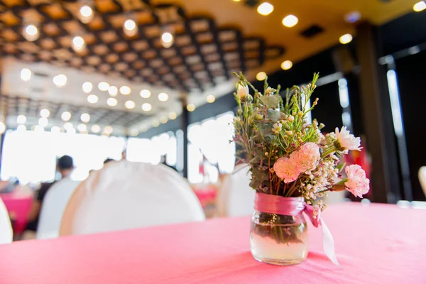 Вазы из цветов крупным планом на свадьбах и торжествах, копировальное пространство . — стоковое фото