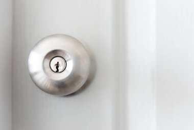 metal kapı tokmağı ile beyaz kapı bir evde düzenli kilit tarzıdır.