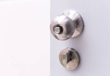 metal kapı tokmağı ile beyaz kapı bir evde düzenli kilit tarzıdır.