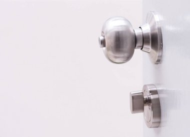 metal kapı tokmağı ile beyaz kapı bir evde düzenli kilit tarzıdır.