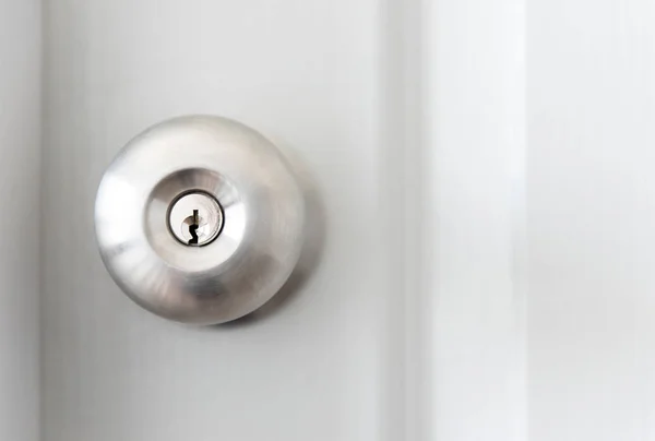 Puerta blanca con pomo de puerta de metal es el estilo de bloqueo regular en una casa . — Foto de Stock