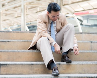 işadamı ayakkabı giymiyor. Üzerinde ayakkabı bağcıklarımı bağla, iş toplantı veya seminer, erkekler tarzı meslekler kavramı için hazırlanın.