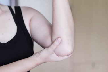dirsek ağrısı. Kadınlar acı dirseğinden çalışırken spor fiziksel yaralanmaları el tutar.