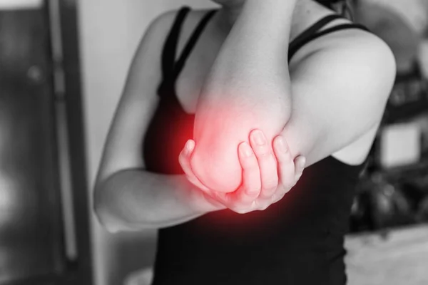 Ból łokcia. Kobiet trzyma rękę na jego ból łokcia, urazy fizyczne sport podczas pracy. — Zdjęcie stockowe