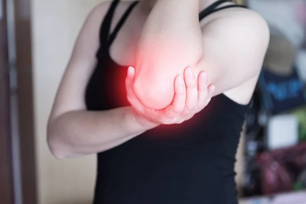 Dor no cotovelo. Mulheres segura a mão em seu cotovelo dor, lesões físicas esporte quando o exercício . — Fotografia de Stock