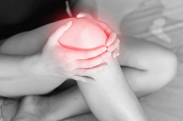 Kadınlar vardır inflamasyon ve şişlik neden bir acı acıyan diz çalışırken spor fiziksel yaralanmaları.