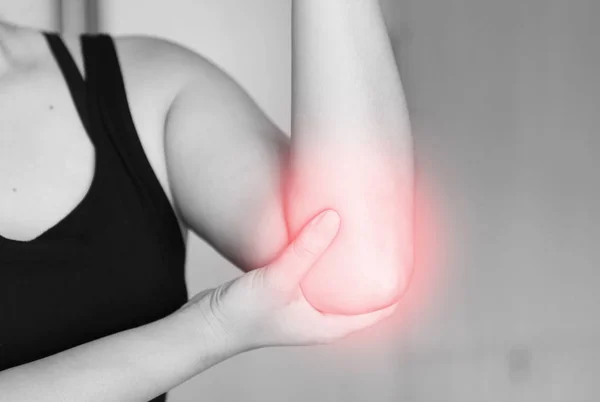 Elbow pain. Women holds hand on his pain elbow, sport physical injuries when working out. — Stock Photo, Image