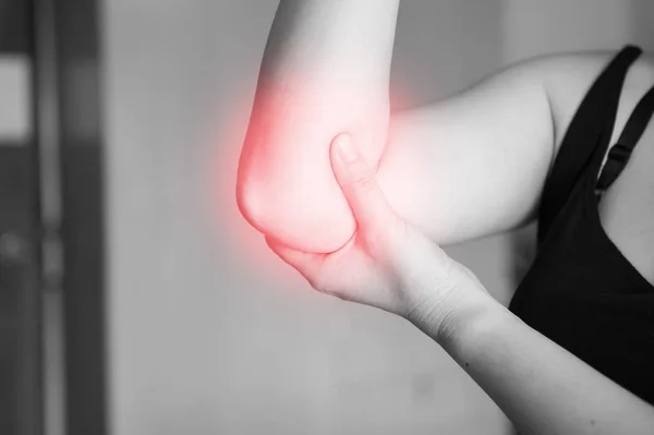 Ból łokcia. Kobiet trzyma rękę na jego ból łokcia, urazy fizyczne sport podczas pracy. — Zdjęcie stockowe