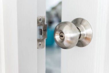 metal kapı tokmağı ile beyaz kapı bir evde, kopya alanı düzenli kilit tarzıdır.