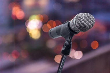 mikrofon konser salonu, Restoran veya konferans odasında arka plan bulanık.