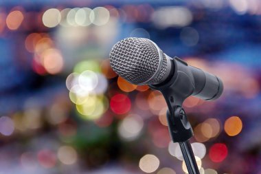 mikrofon konser salonu, Restoran veya konferans odasında arka plan bulanık.