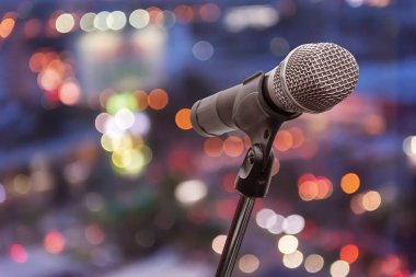 mikrofon konser salonu, Restoran veya konferans odasında arka plan bulanık.