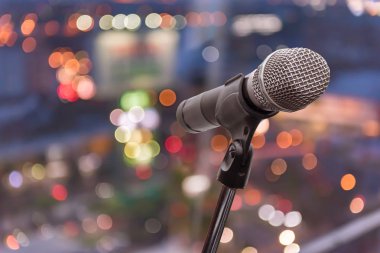 mikrofon konser salonu, Restoran veya konferans odasında arka plan bulanık.