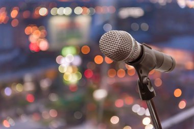 mikrofon konser salonu, Restoran veya konferans odasında arka plan bulanık.