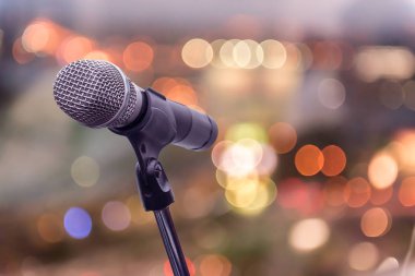 mikrofon konser salonu, Restoran veya konferans odasında arka plan bulanık.