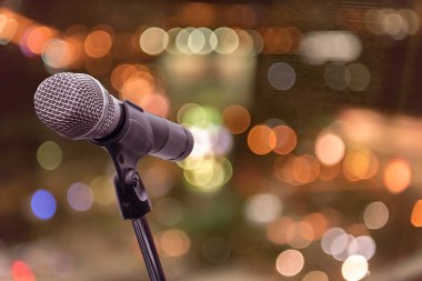 mikrofon konser salonu, Restoran veya konferans odasında arka plan bulanık.