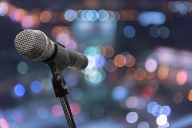 mikrofon konser salonu, Restoran veya konferans odasında arka plan bulanık.