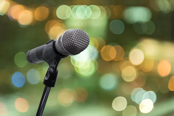 Micrófono en sala de conciertos, restaurante o sala de conferencias fondo borroso . — Foto de Stock