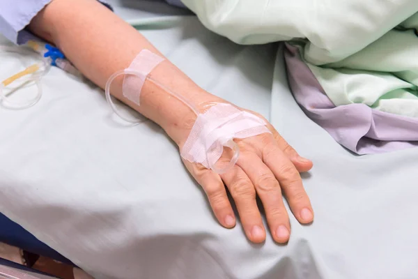 Close-up Mão de um paciente na enfermaria do Hospital, conceito de Cuidados de Saúde do Paciente . — Fotografia de Stock