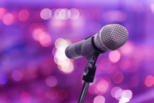 Micrófono en sala de conciertos, restaurante o sala de conferencias fondo borroso . — Foto de Stock