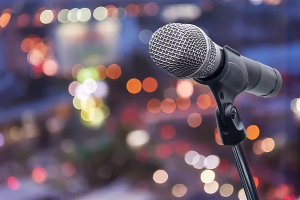 mikrofon konser salonu, Restoran veya konferans odasında arka plan bulanık.