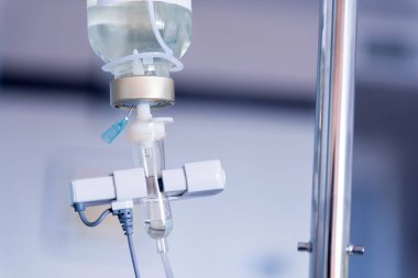 Hasta ve infüzyon pompa hastane, Doktor kavramının hastalığının tedavisi için tuzlu çözüm damla kapatın.
