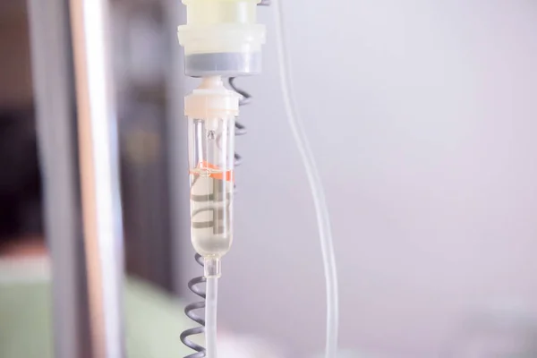 병원, 의사 개념의 질병의 치료에서에서 환자와 주입 펌프에 대 한 염 물방울 클로즈업. — 스톡 사진