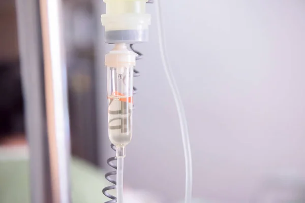 Hasta ve infüzyon pompa hastane, Doktor kavramının hastalığının tedavisi için tuzlu çözüm damla kapatın.